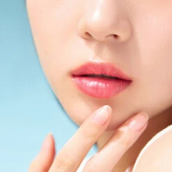 V10 Hyal Lip Protector SPF15 -Cosrx Shop 8809647394266 SOMEBYMIV10HYALLIPSUNPROTECTOR ROSY modelc