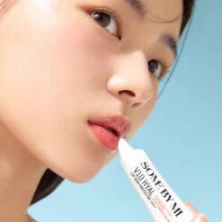 V10 Hyal Lip Protector SPF15 -Cosrx Shop 8809647394266 SOMEBYMIV10HYALLIPSUNPROTECTOR ROSY modelc 2