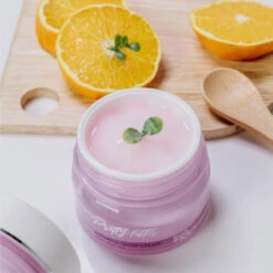 Pretty Filter Waterful Glow Cream -Cosrx Shop lifestyle 17 01 600x e1091014 70db 46dc ba51 fa523ea90b24